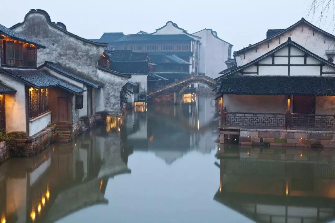 民警深夜上山为群众找牛